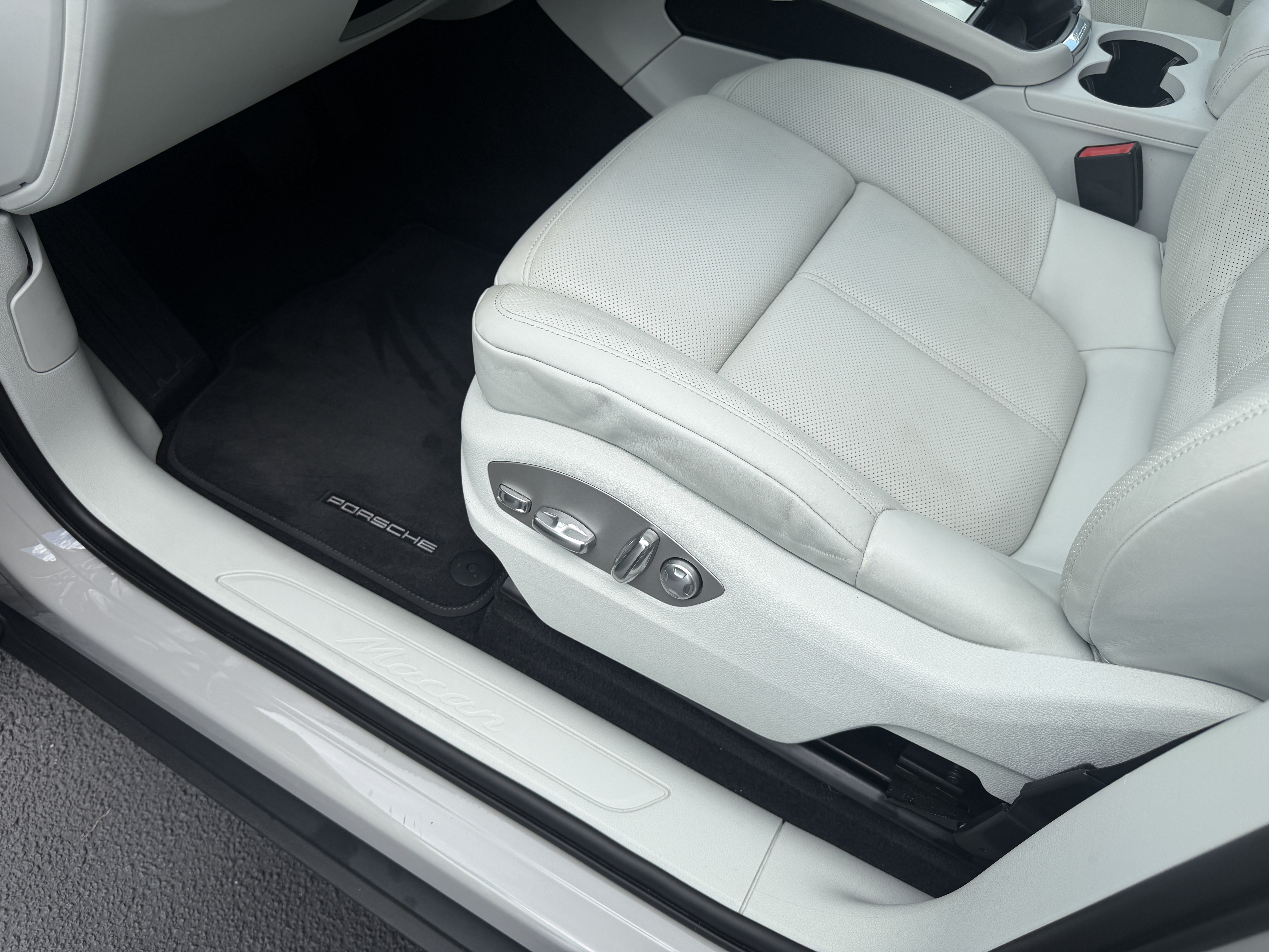 Certified 2024 Porsche Macan AWD/4WD image 15