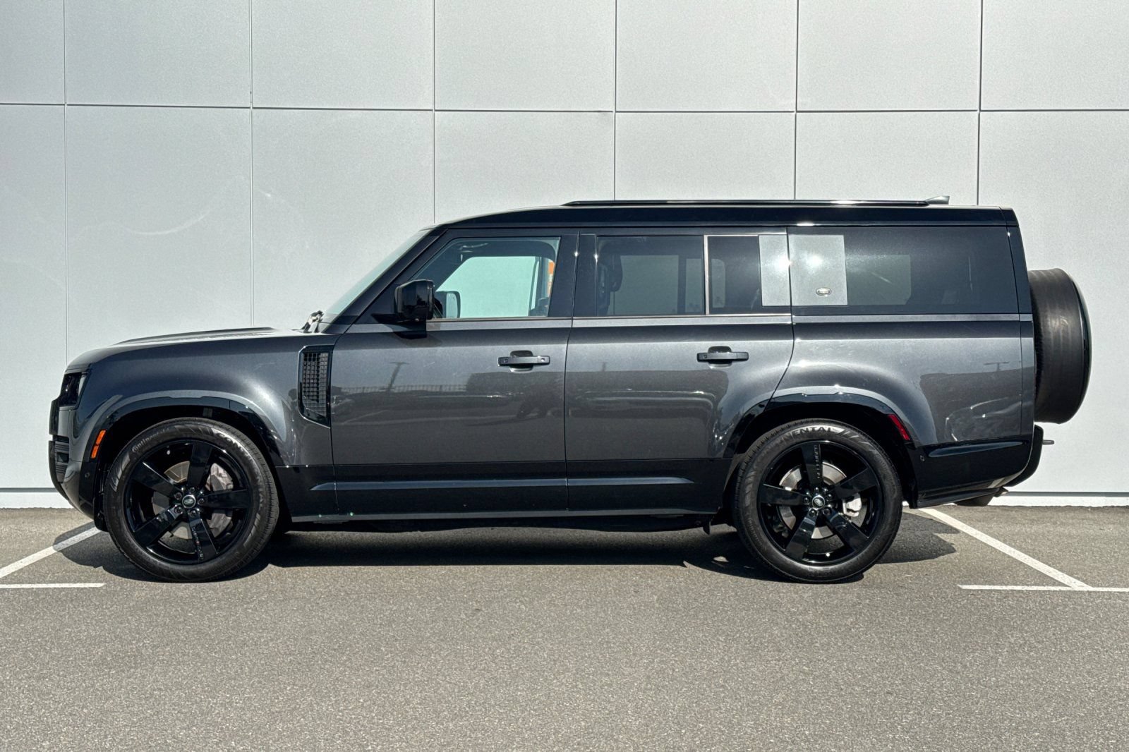 Used 2023 Land Rover Defender 130 X-Dynamic SE AWD/4WD image 2