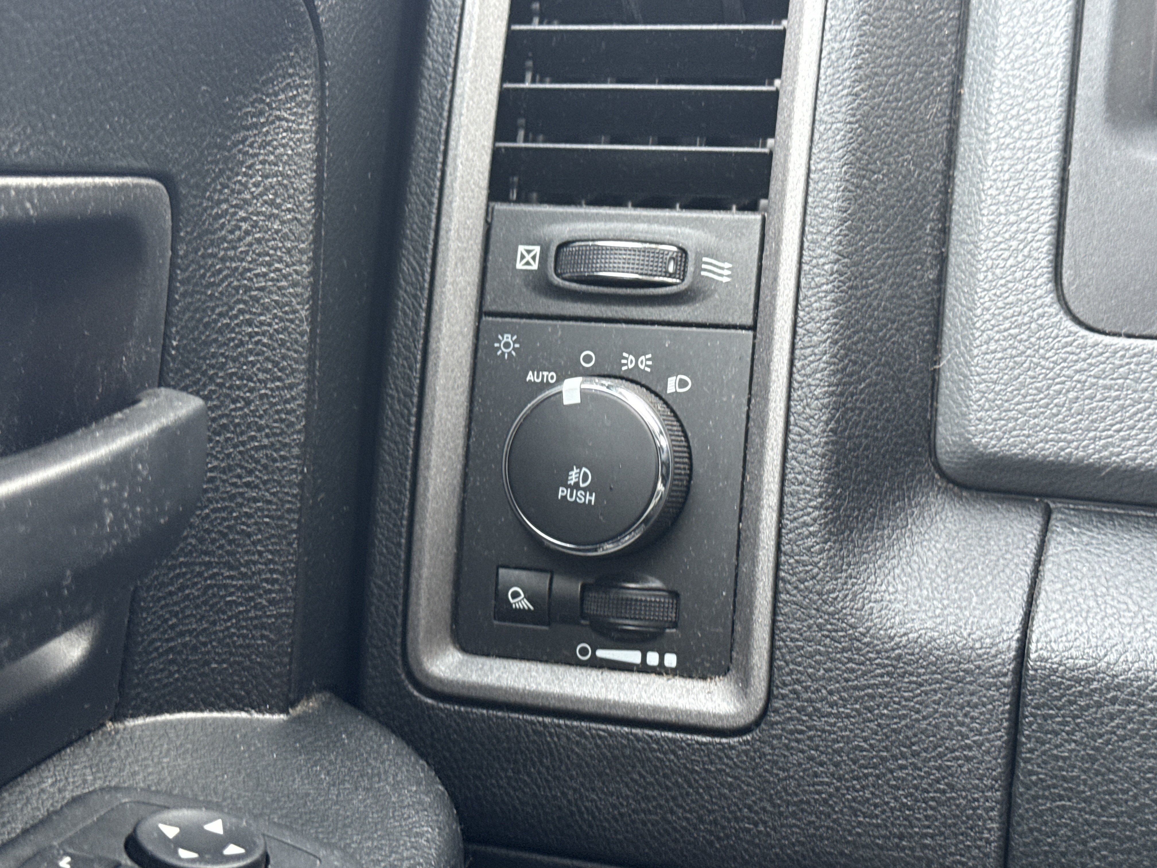 Used 2018 RAM 1500 Express AWD/4WD image 7