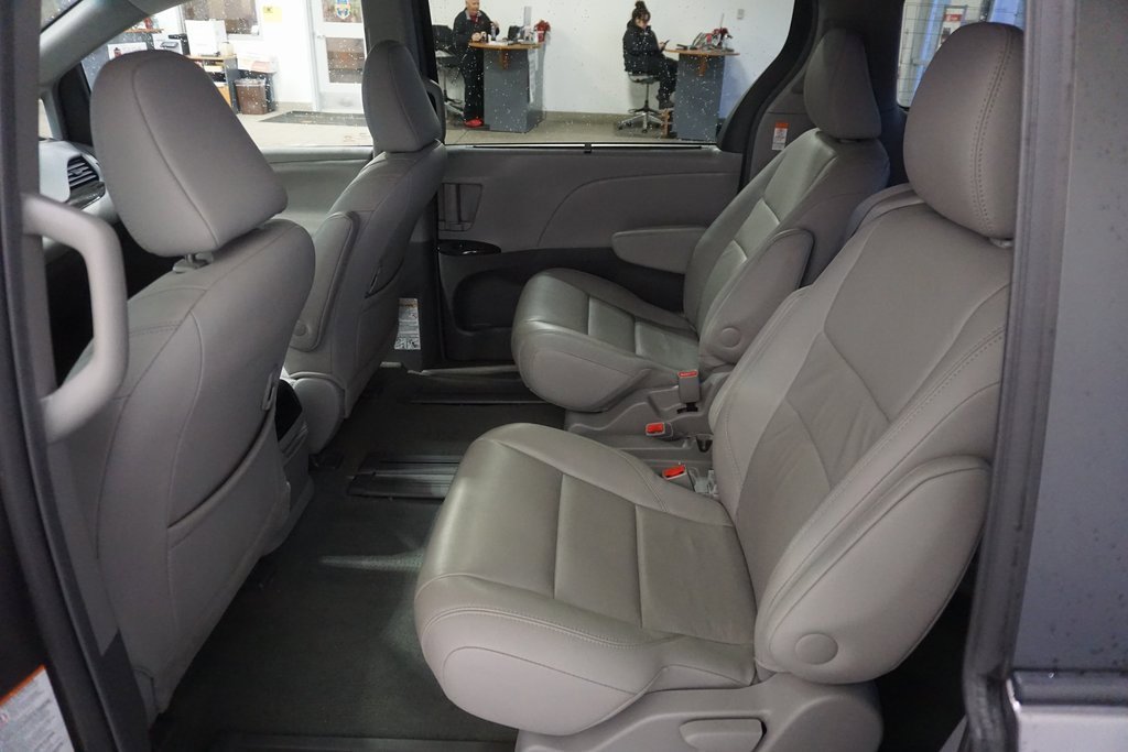Used 2017 Toyota Sienna XLE image 21