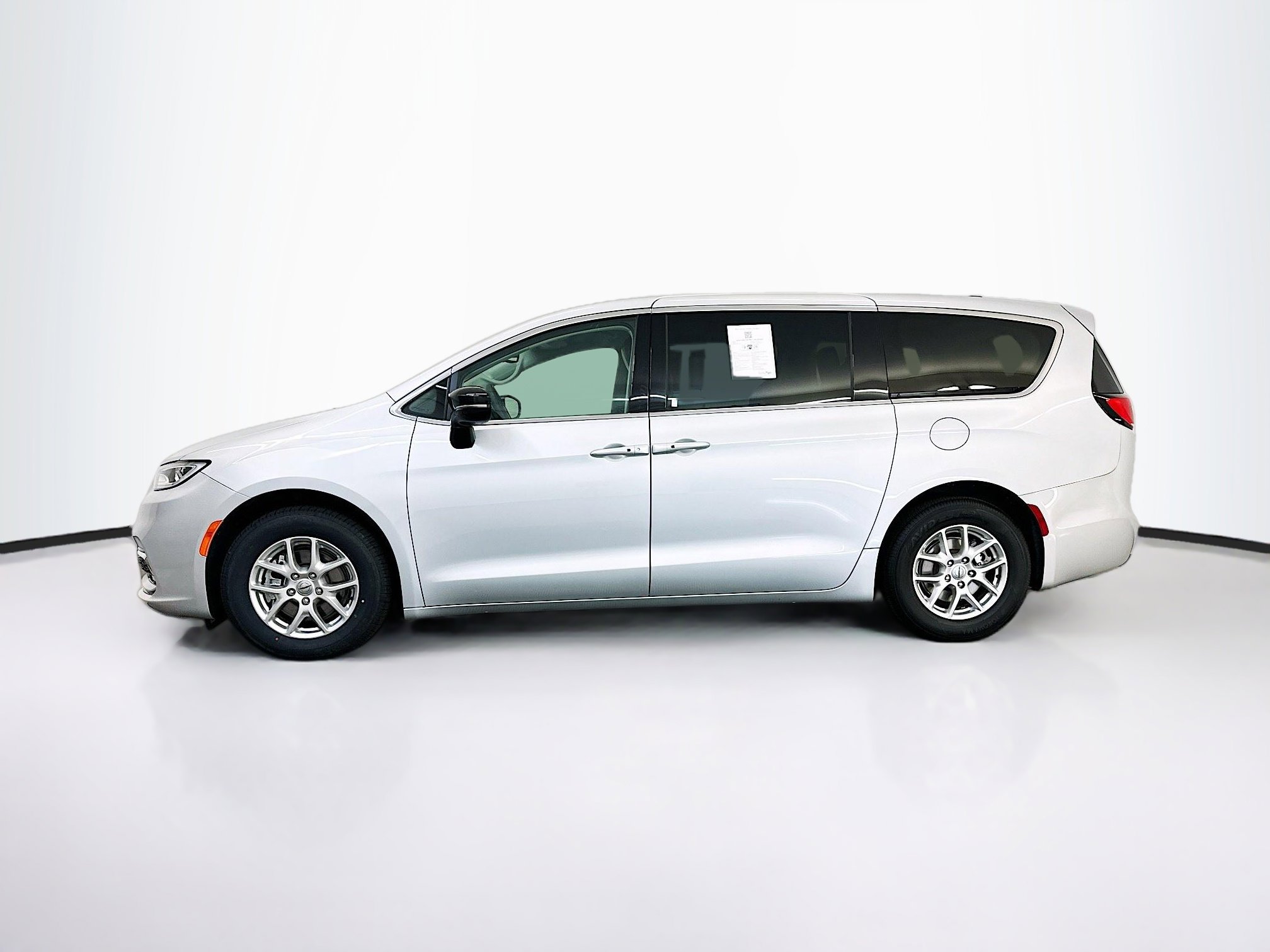Used 2024 Chrysler Pacifica Touring-L image 4
