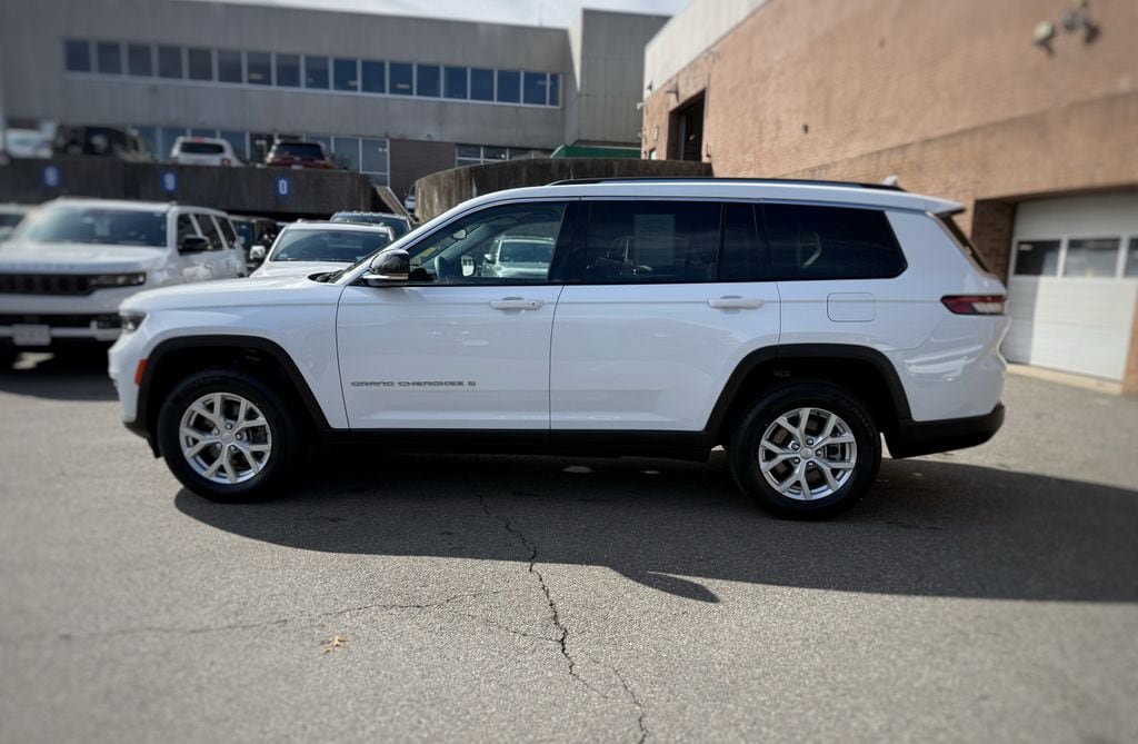 Used 2023 Jeep Grand Cherokee L Limited AWD/4WD image 16