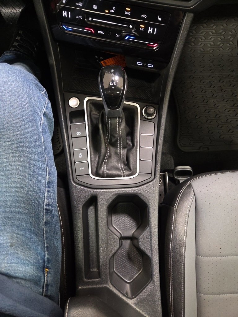 Used 2025 Volkswagen Jetta SE w/ Sunroof Package image 24