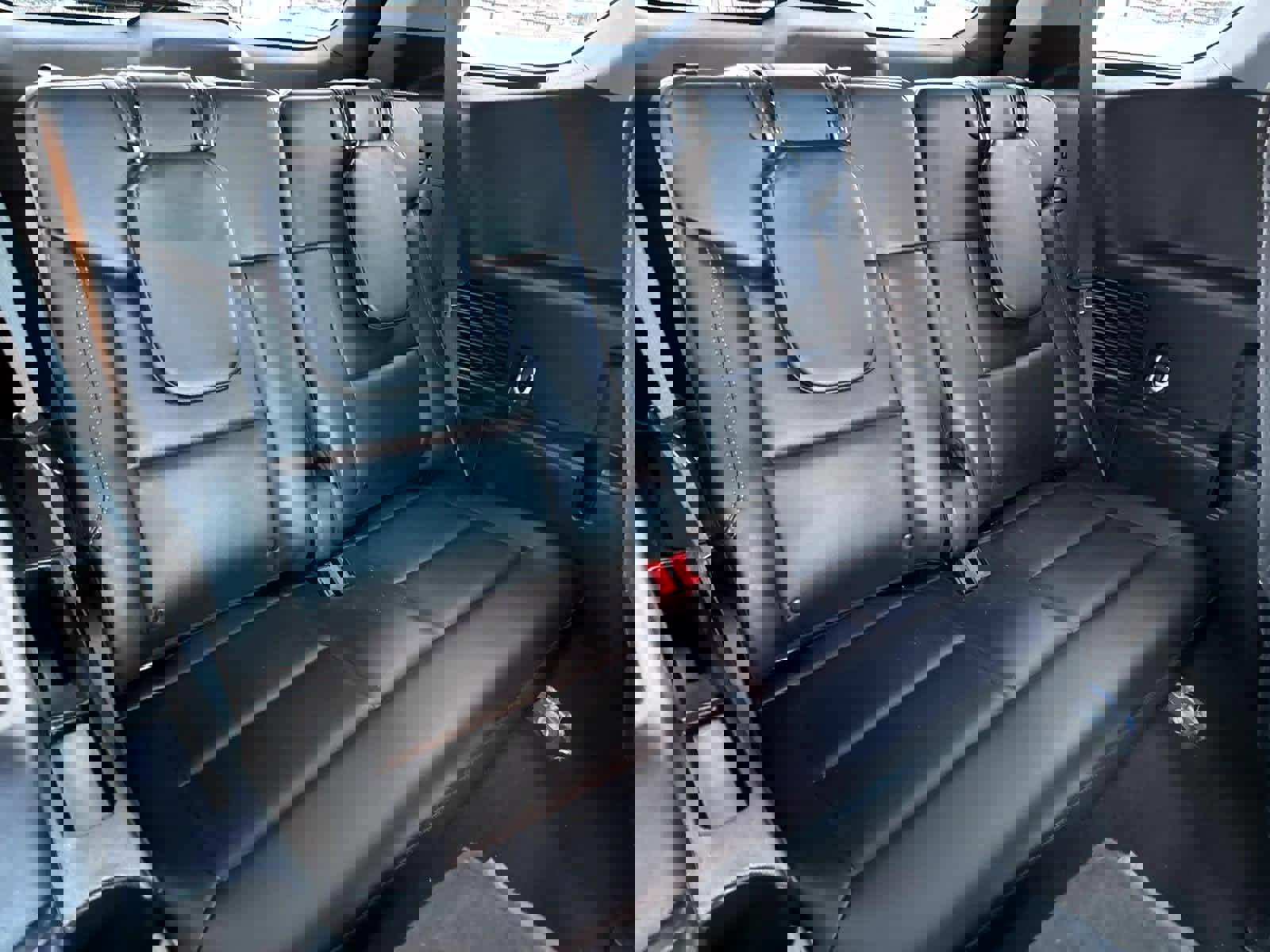 Used 2024 Ford Explorer XLT image 13