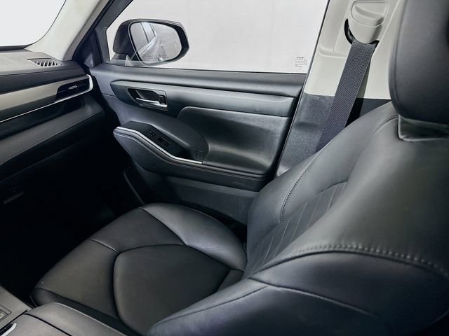 Used 2020 Toyota Highlander XLE AWD/4WD image 29