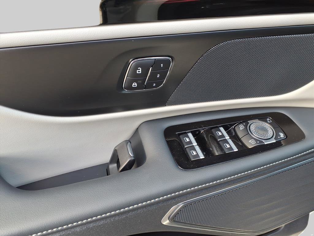 Used 2025 Lincoln Nautilus Premier image 13