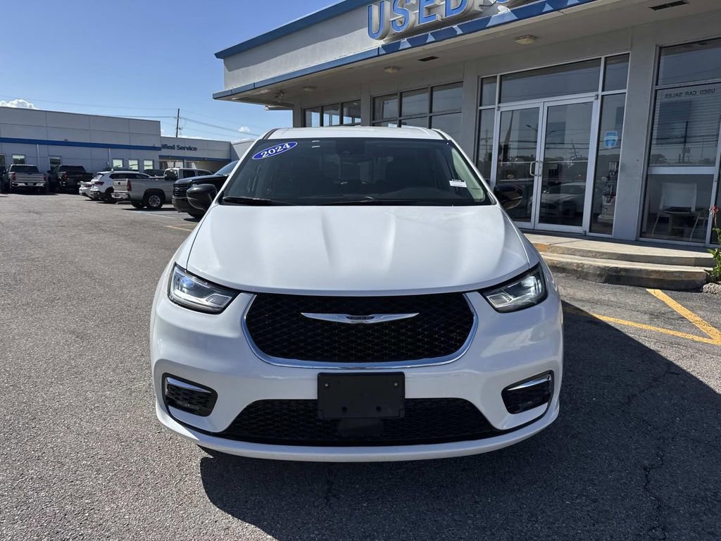 Used 2024 Chrysler Pacifica Touring-L image 2