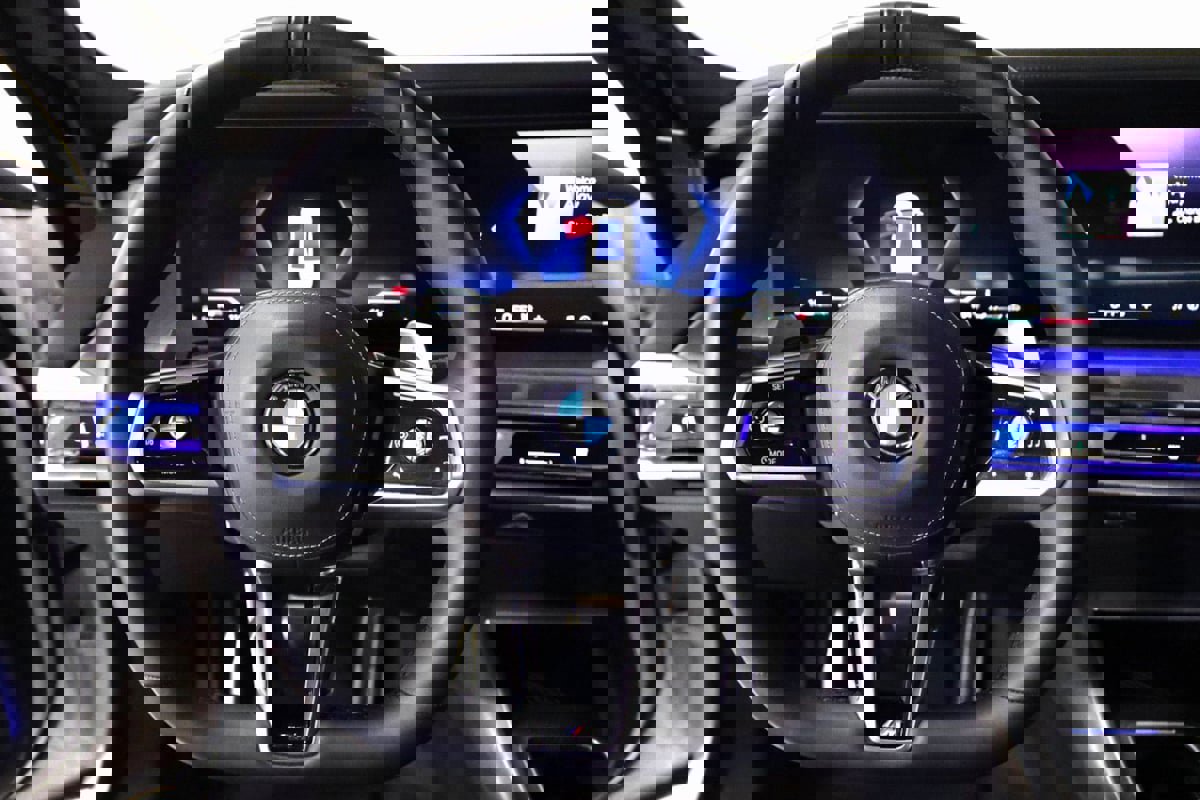 Used 2023 BMW 760i xDrive image 46