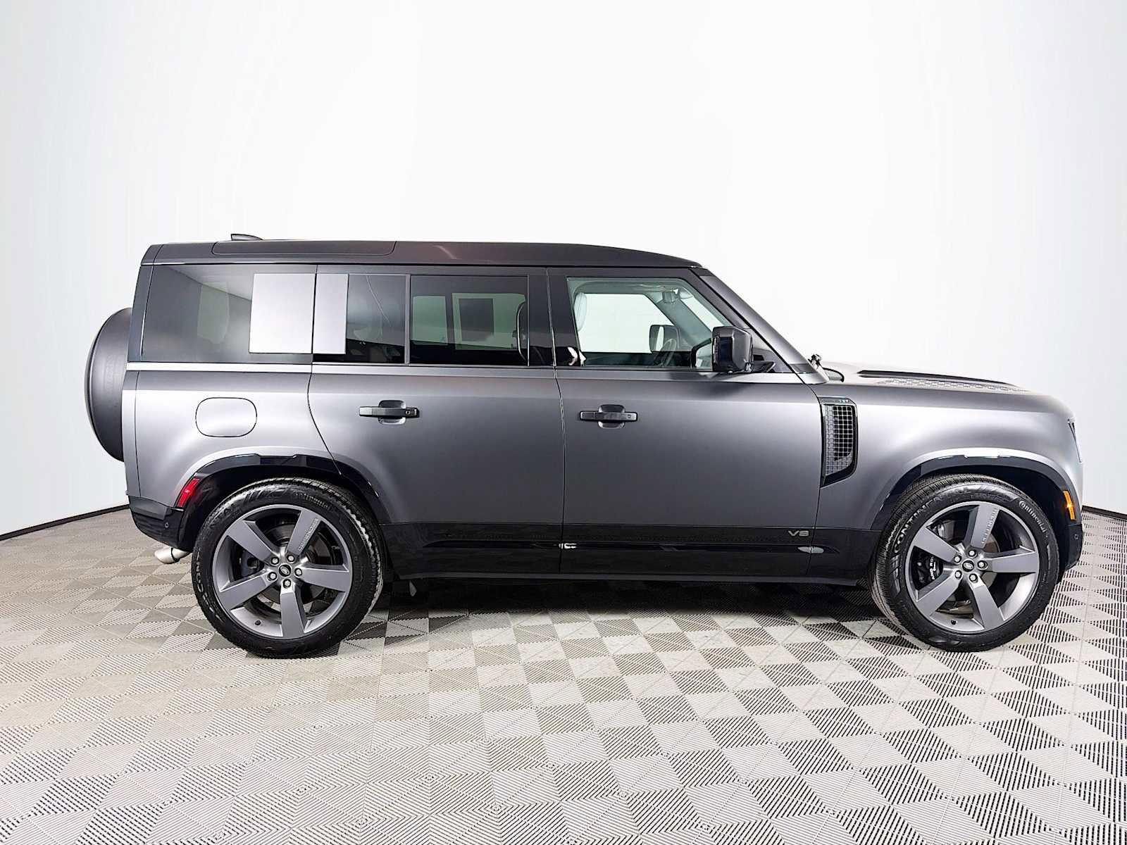 Used 2025 Land Rover Defender 110 V8 AWD/4WD image 4