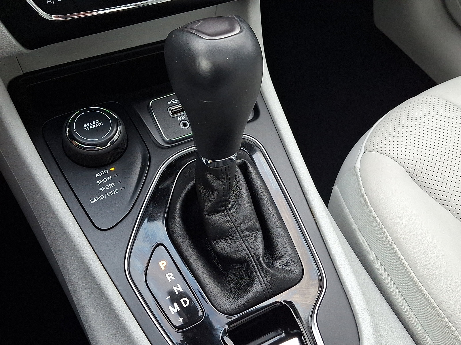Used 2019 Jeep Cherokee Limited AWD/4WD image 15