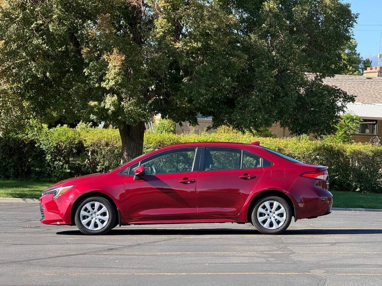 Used 2024 Toyota Corolla LE FWD image 2
