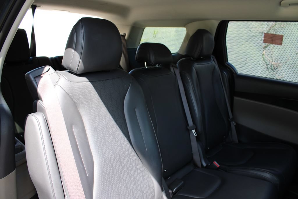Used 2025 Kia Carnival FWD image 23