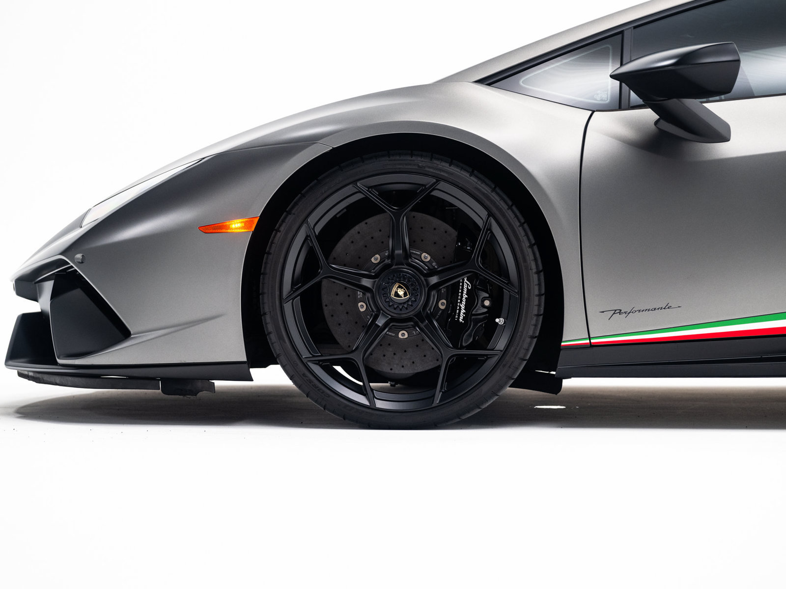 Used 2018 Lamborghini Huracan Performante AWD/4WD image 10