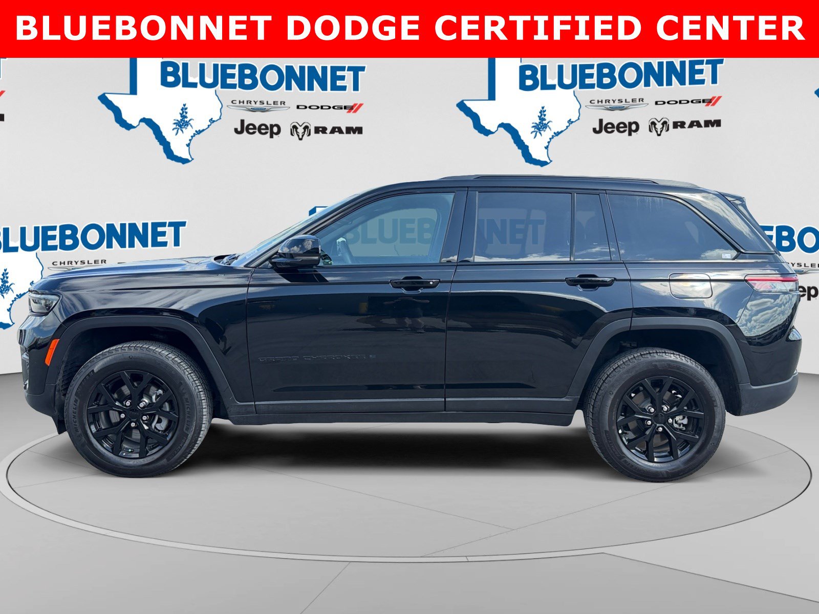 Used 2024 Jeep Grand Cherokee Altitude AWD/4WD image 8