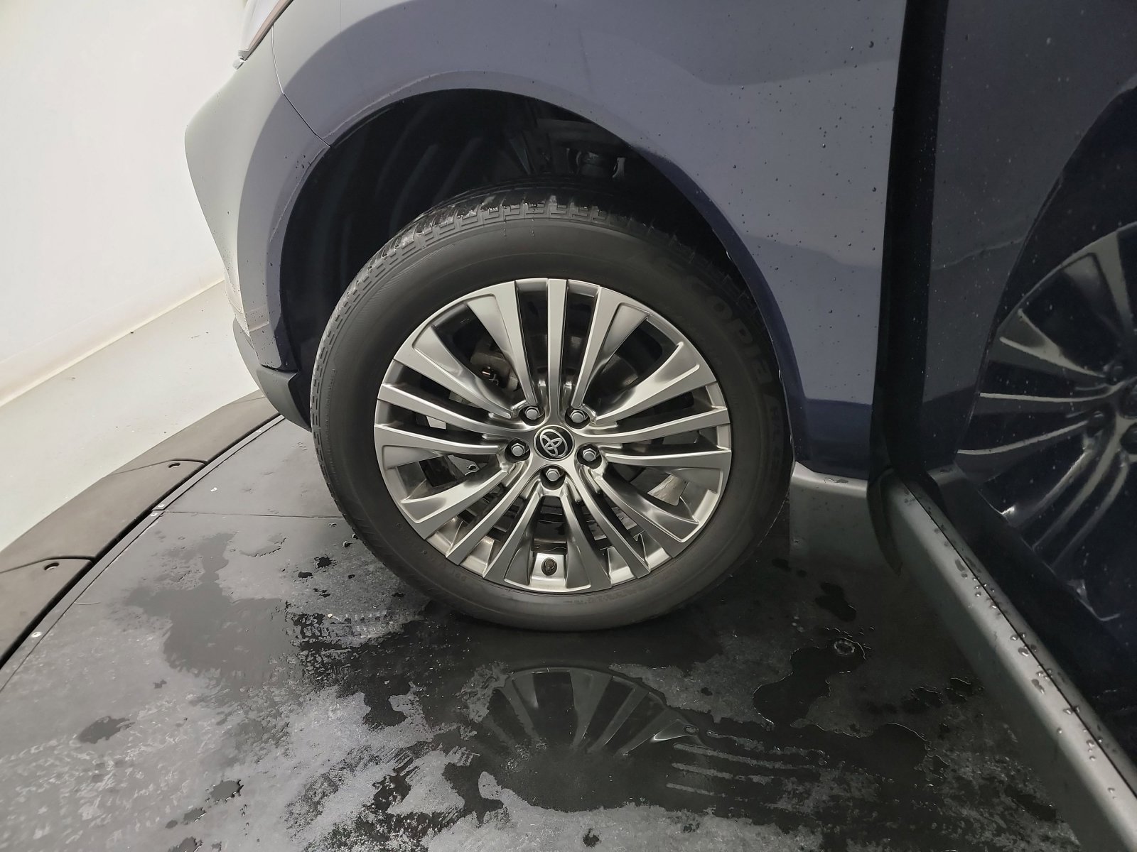 Used 2022 Toyota Venza XLE image 29