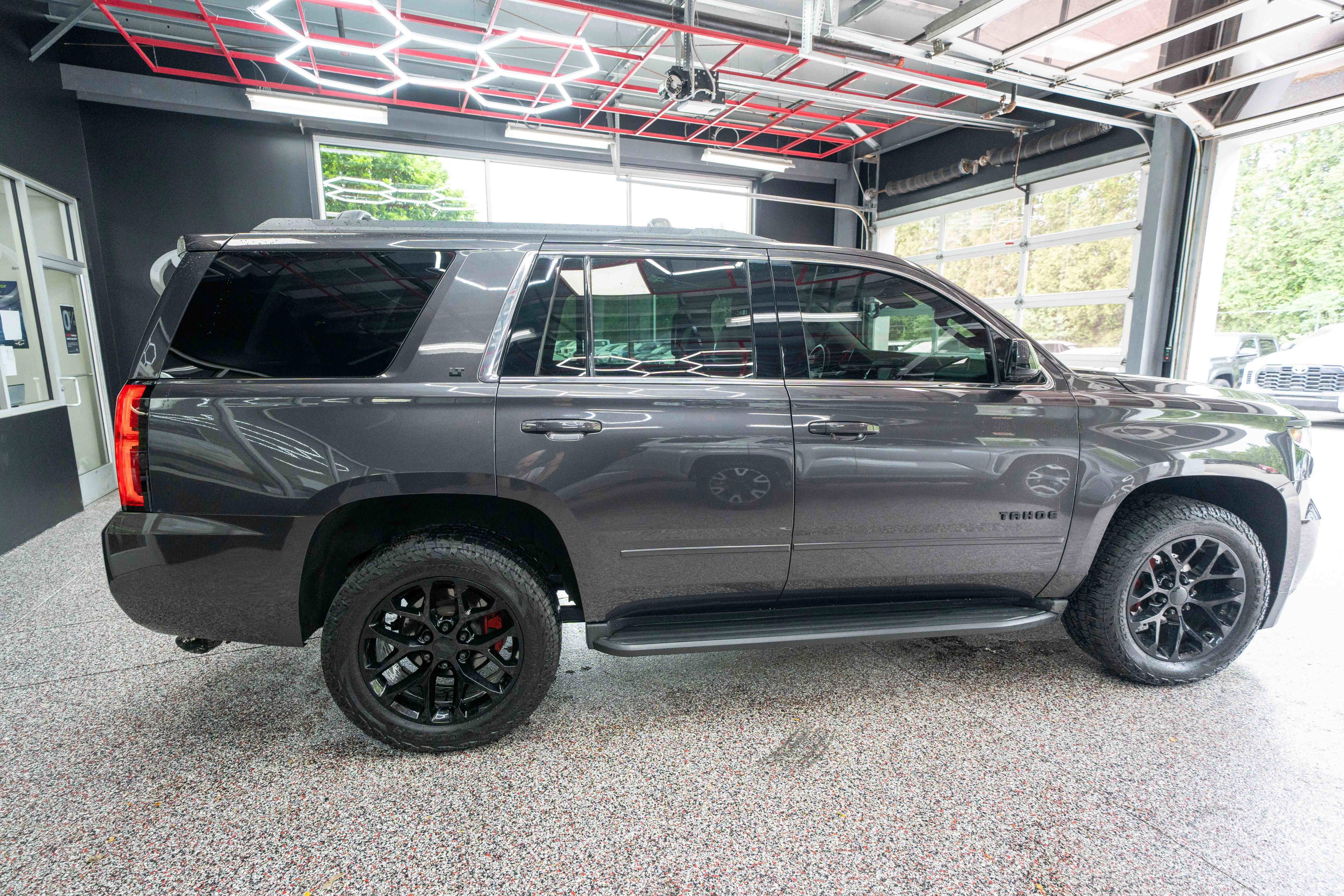 Used 2017 Chevrolet Tahoe LT w/ LT Signature Package AWD/4WD image 4