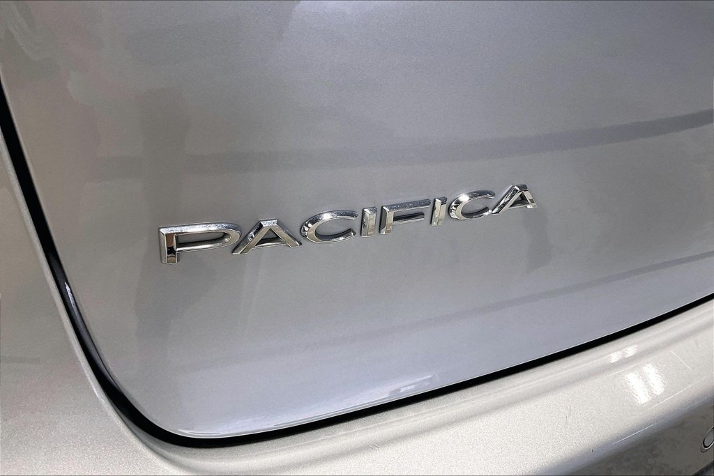 Used 2024 Chrysler Pacifica Touring-L FWD image 38