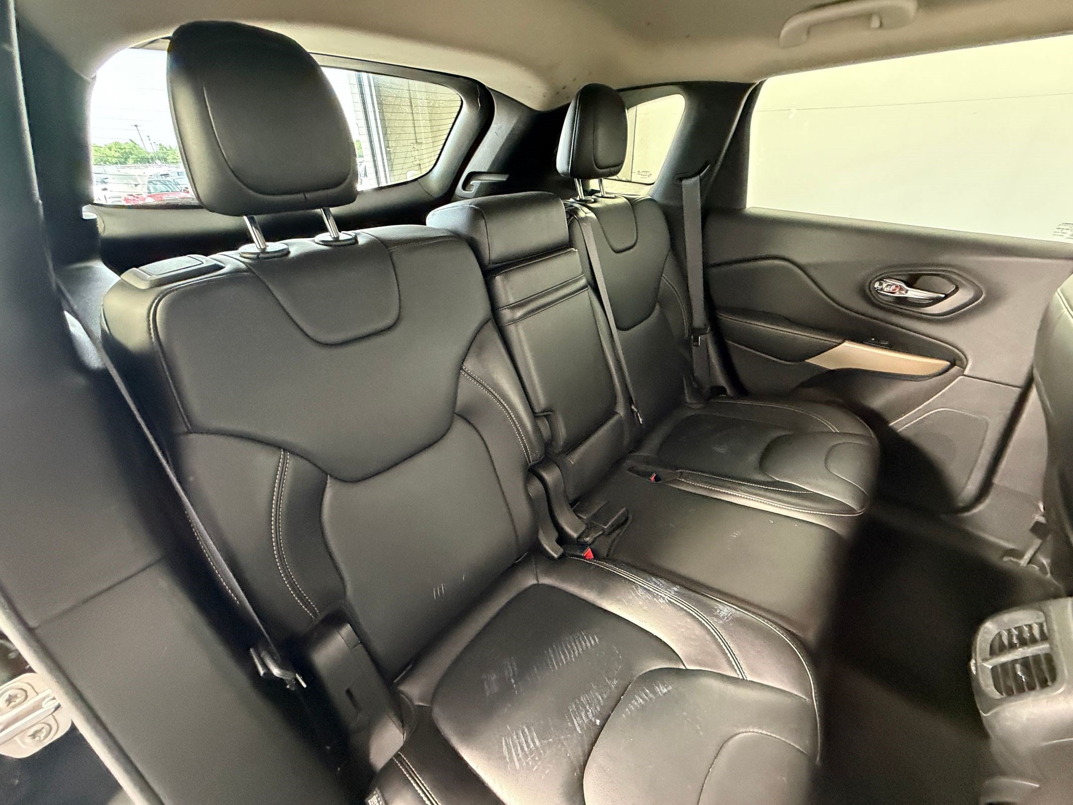 Used 2018 Jeep Cherokee Limited w/ Technology Group AWD/4WD image 32