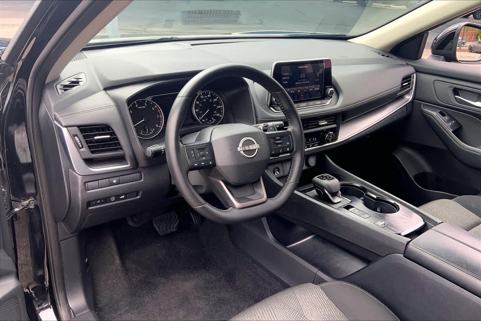 Used 2025 Nissan Rogue SV FWD image 18
