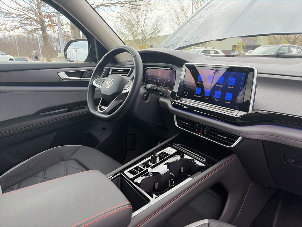 Used 2025 Volkswagen Atlas Peak Edition SE AWD/4WD image 31