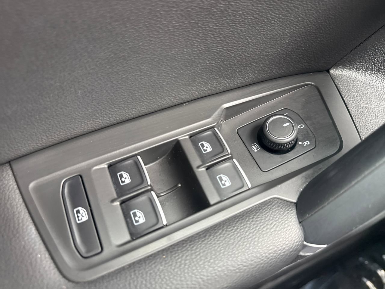 Used 2020 Volkswagen Tiguan SE image 16