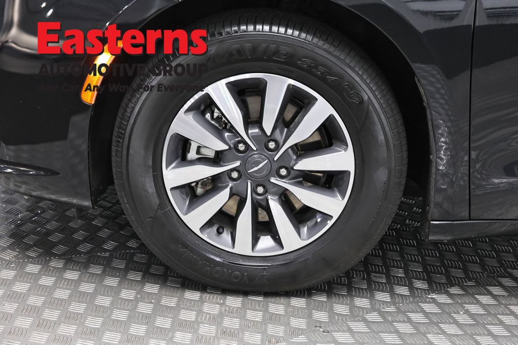 Used 2023 Chrysler Pacifica Limited FWD image 35