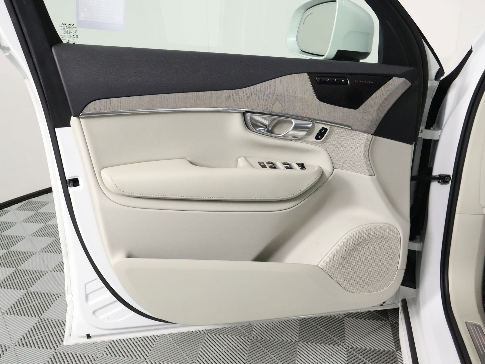 Certified 2025 Volvo XC90 T8 Plus w/ Protection Package Premier AWD/4WD image 17