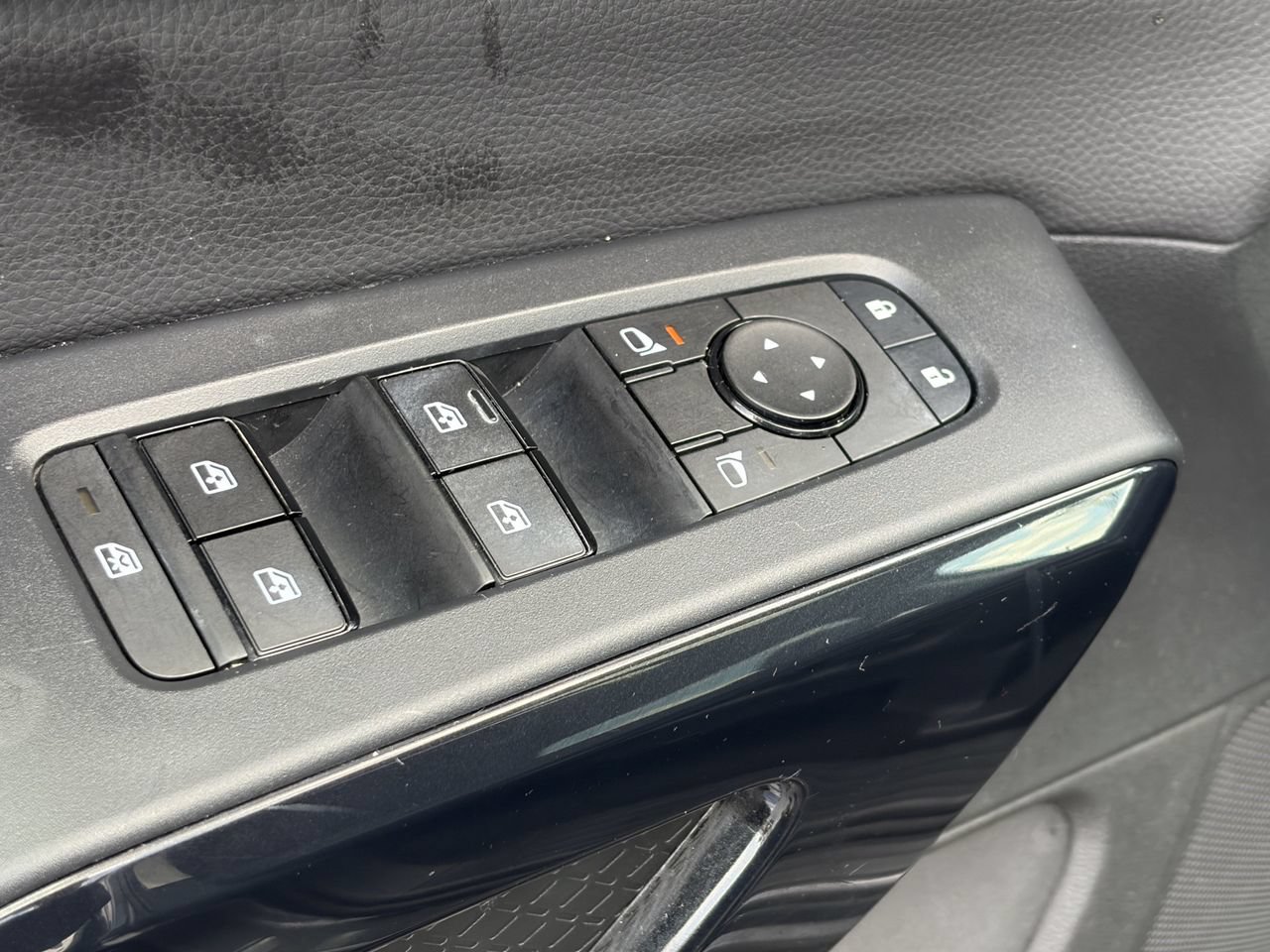 Certified 2025 Nissan Pathfinder SV w/ SV Premium Package FWD image 15