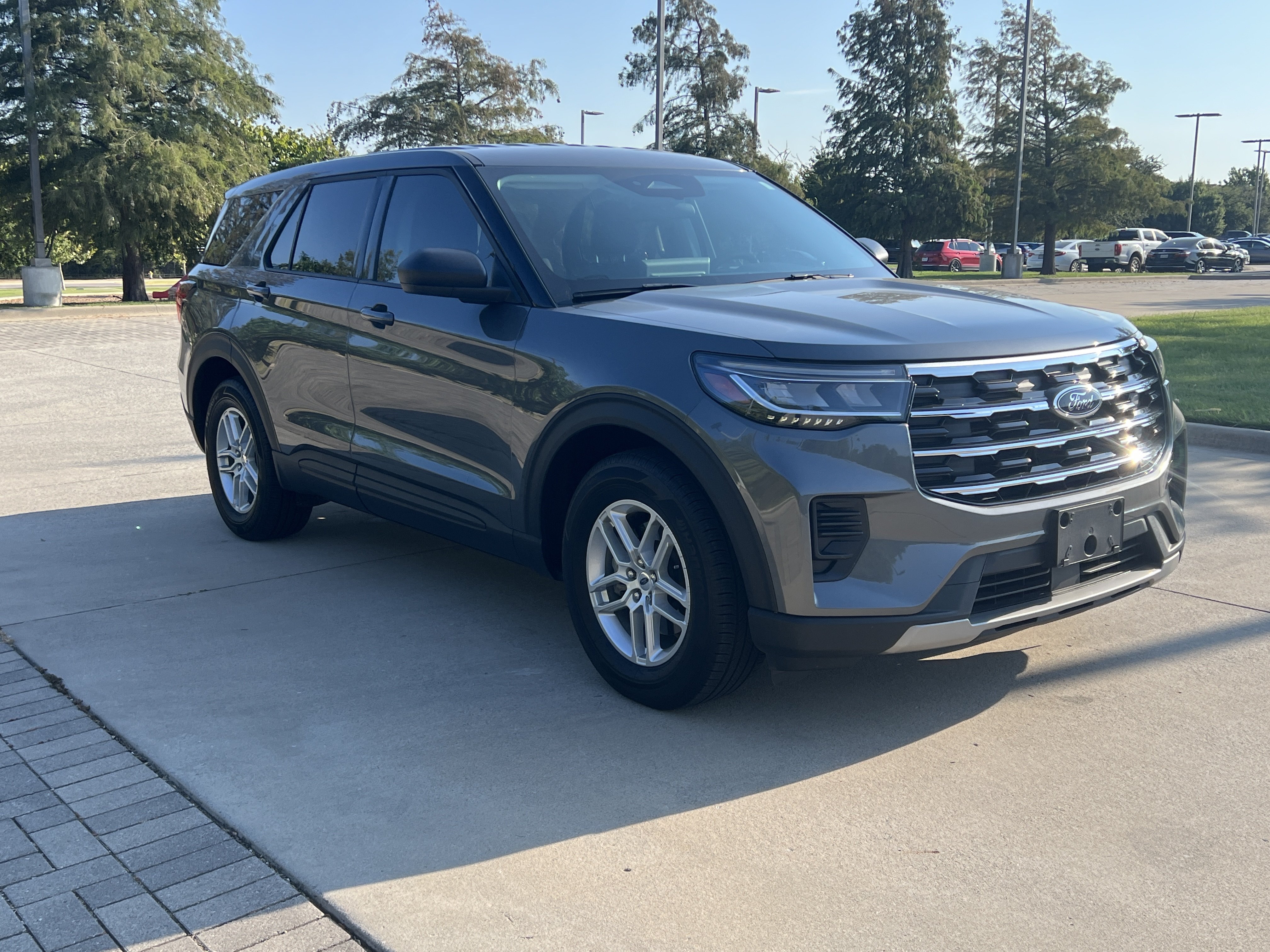 Used 2026 Ford Explorer Active RWD image 2