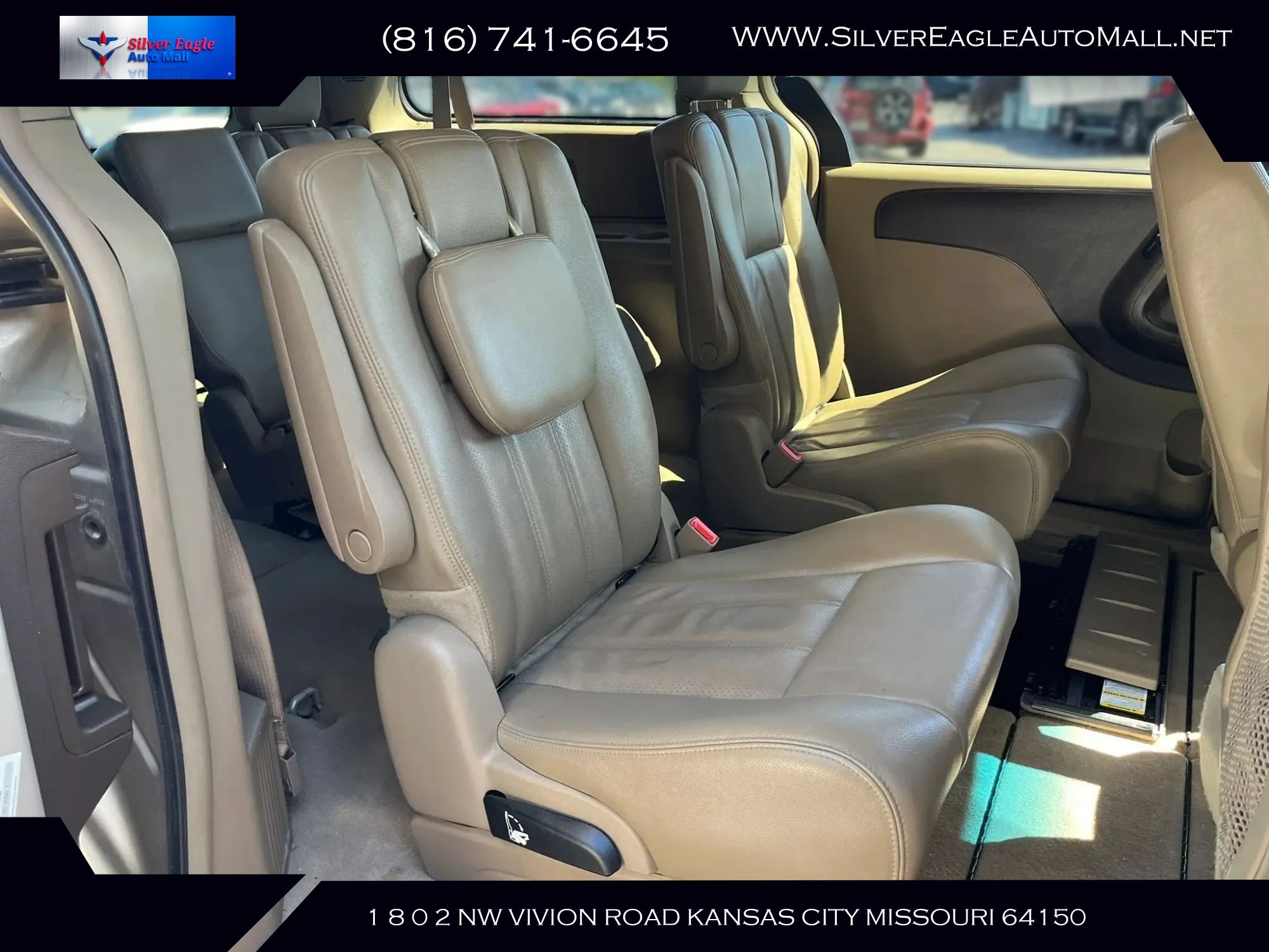 Used 2012 Chrysler Town & Country Touring w/ Entertainment Group #1 FWD image 6