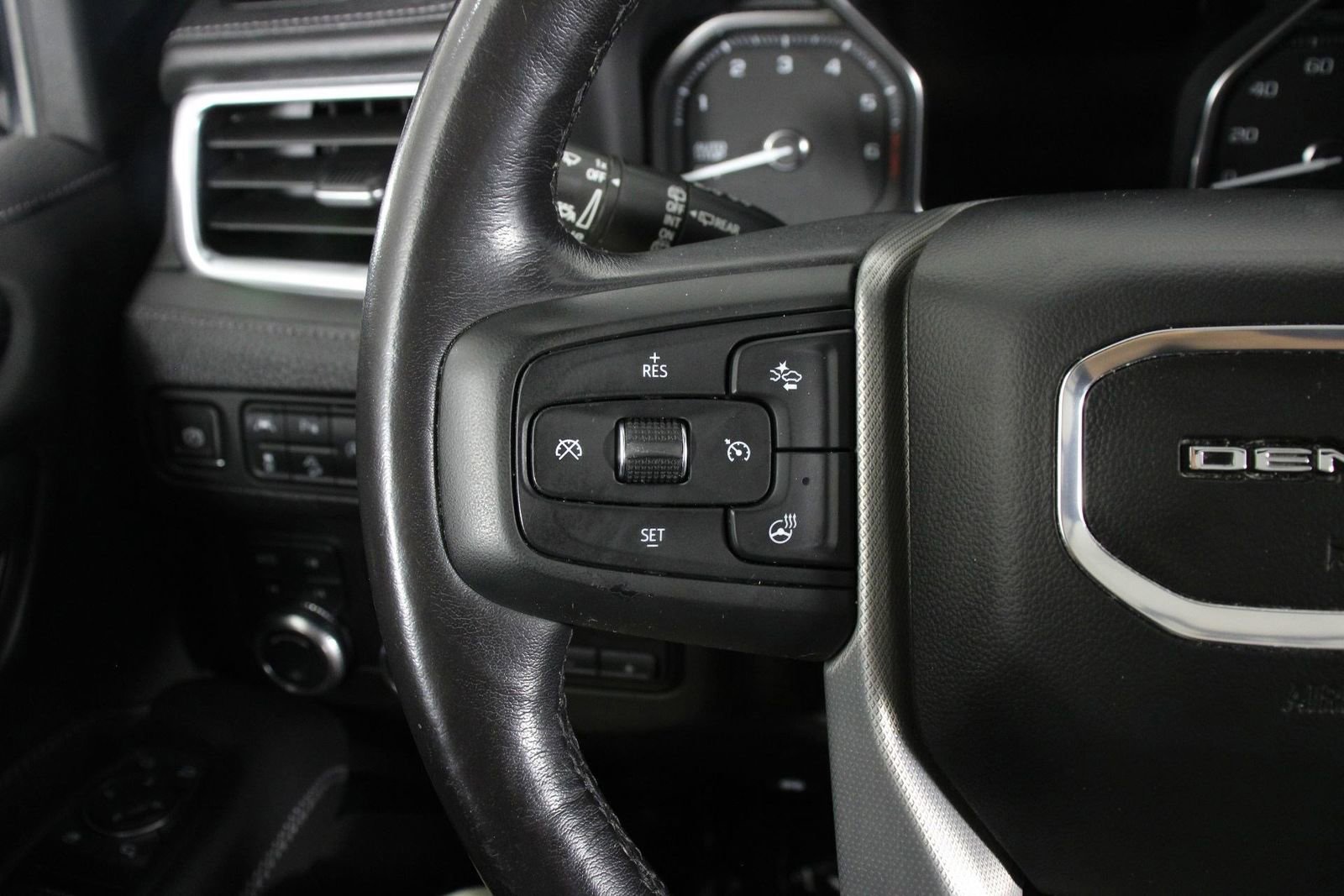 Used 2021 GMC Yukon XL Denali w/ Denali Ultimate Package image 10