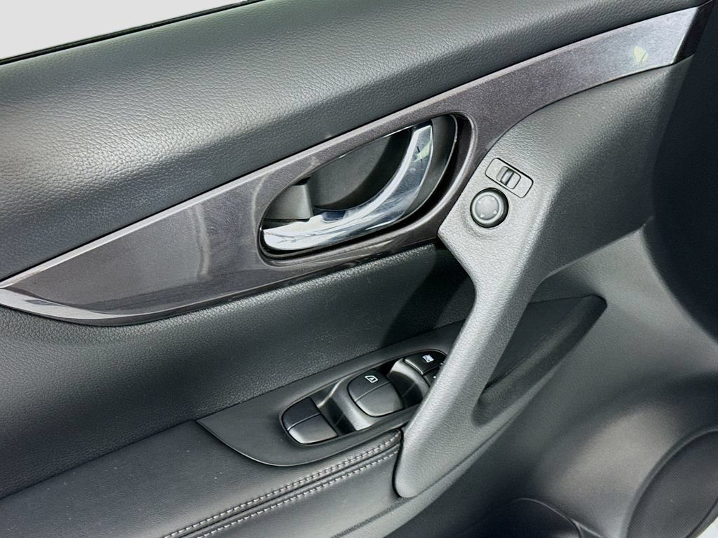 Used 2019 Nissan Rogue S w/ Special Edition Package FWD image 23