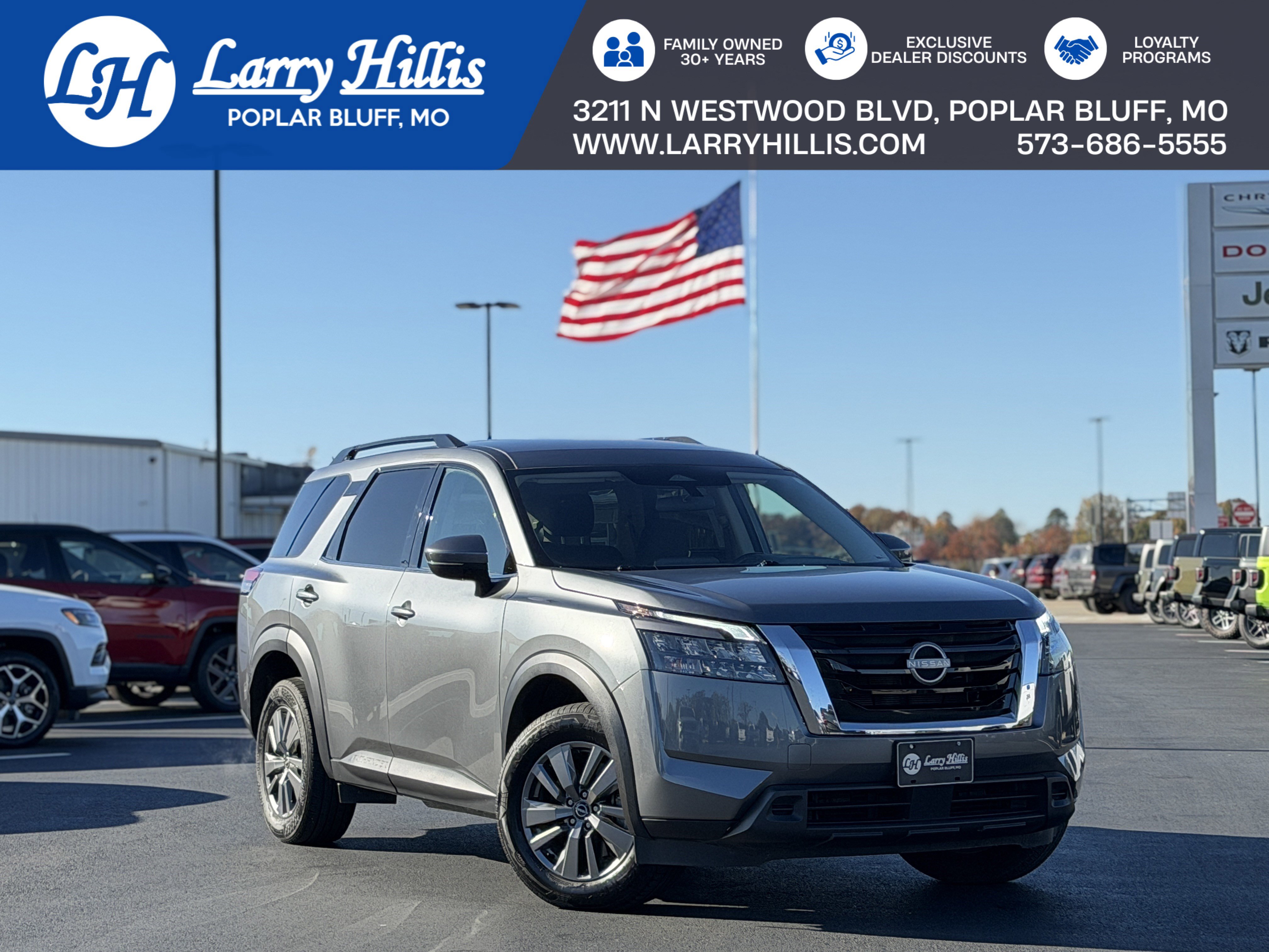 Used 2025 Nissan Pathfinder SV image 1