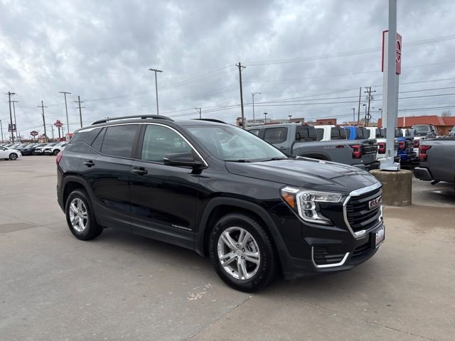 Used 2022 GMC Terrain SLE w/ Driver Convenience Package FWD image 2