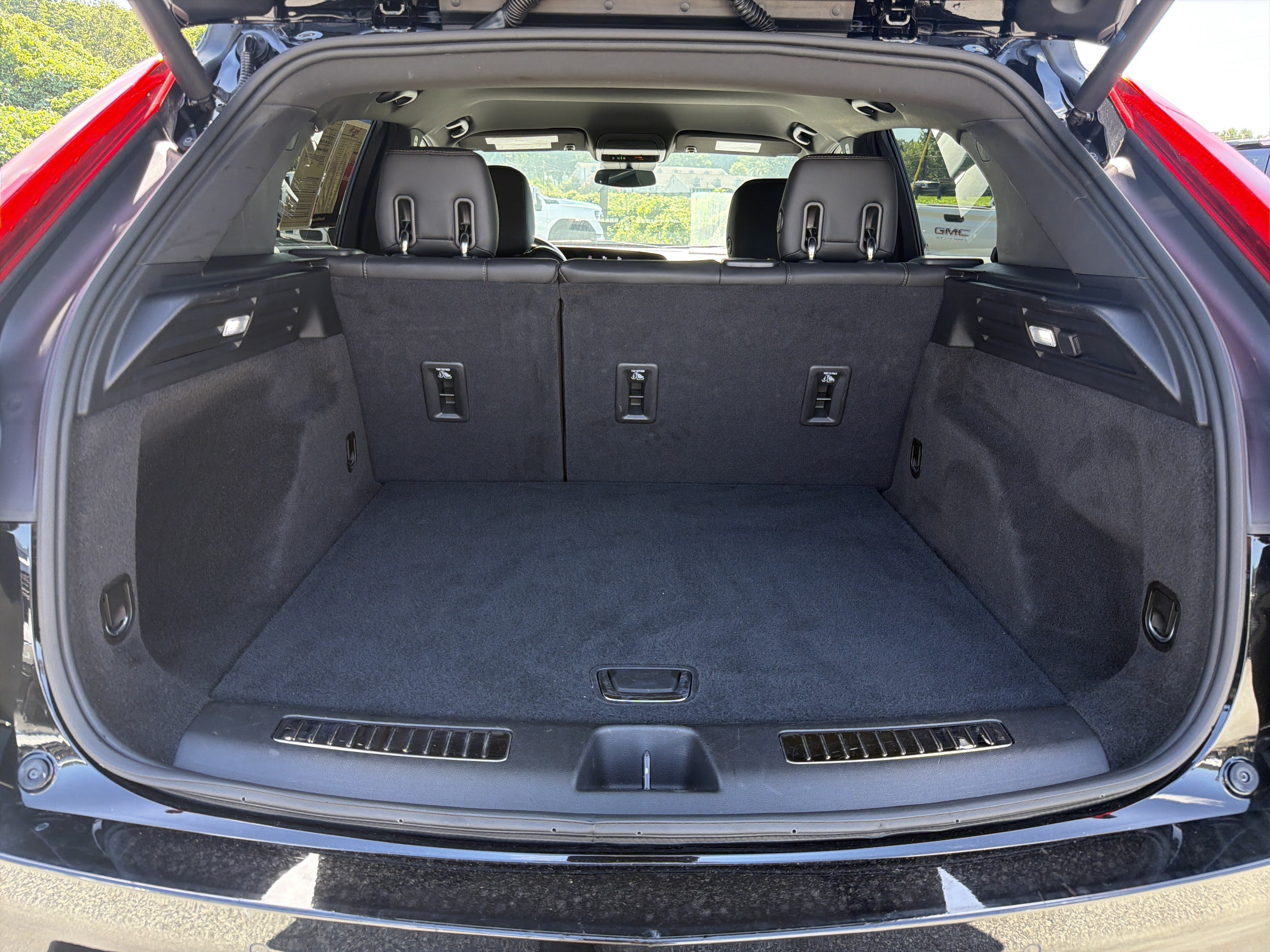 Used 2025 Cadillac XT4 Premium Luxury FWD image 19