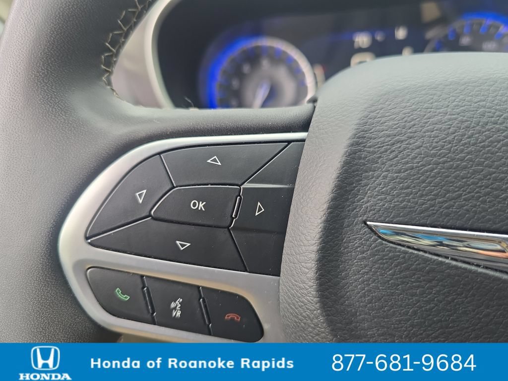 Used 2023 Chrysler Pacifica Touring-L FWD image 23