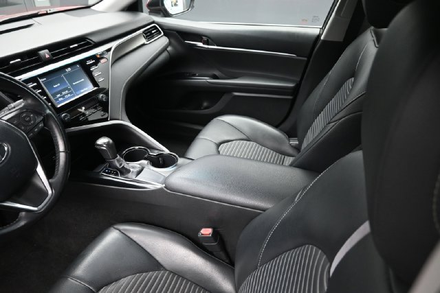 Used 2018 Toyota Camry SE w/ Moonroof Package FWD image 16