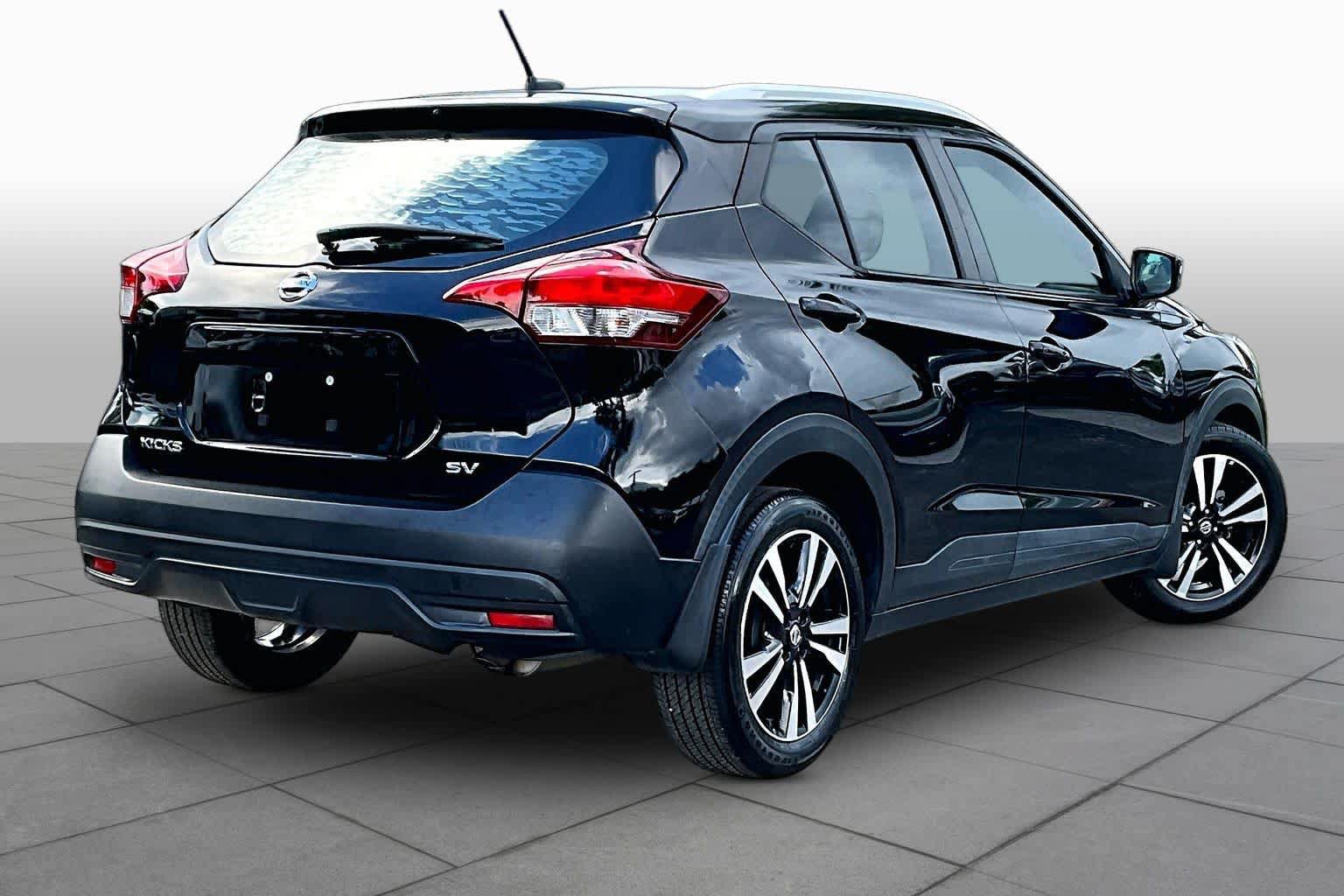 Used 2018 Nissan Kicks SV FWD image 16