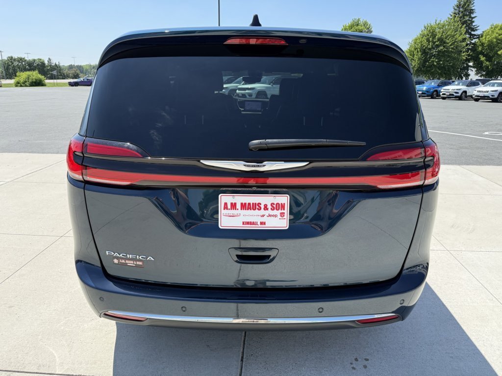Used 2025 Chrysler Pacifica Select FWD image 7