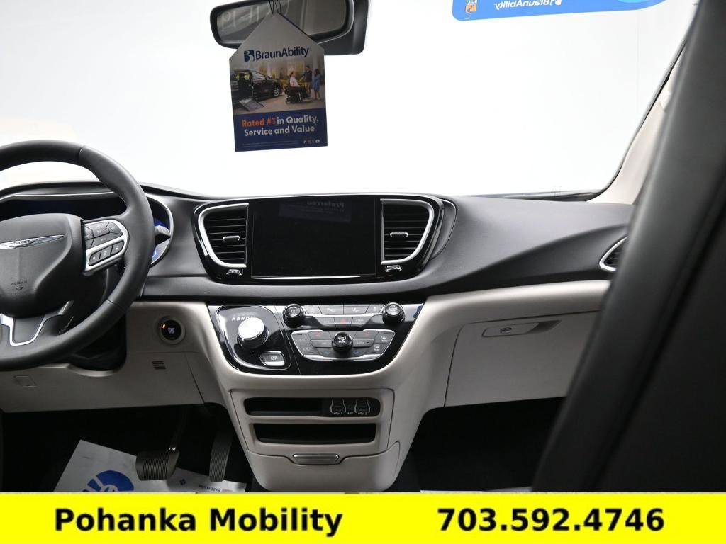 Used 2024 Chrysler Pacifica Touring-L image 9