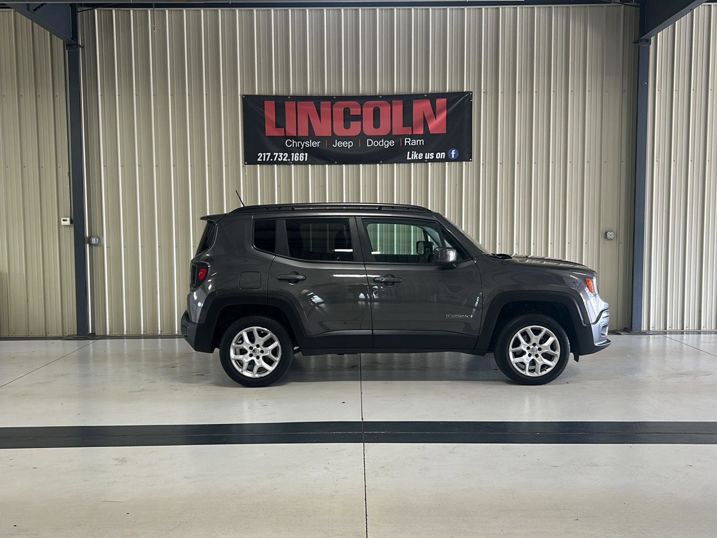 Used 2017 Jeep Renegade Latitude w/ Popular Equipment Group AWD/4WD image 5