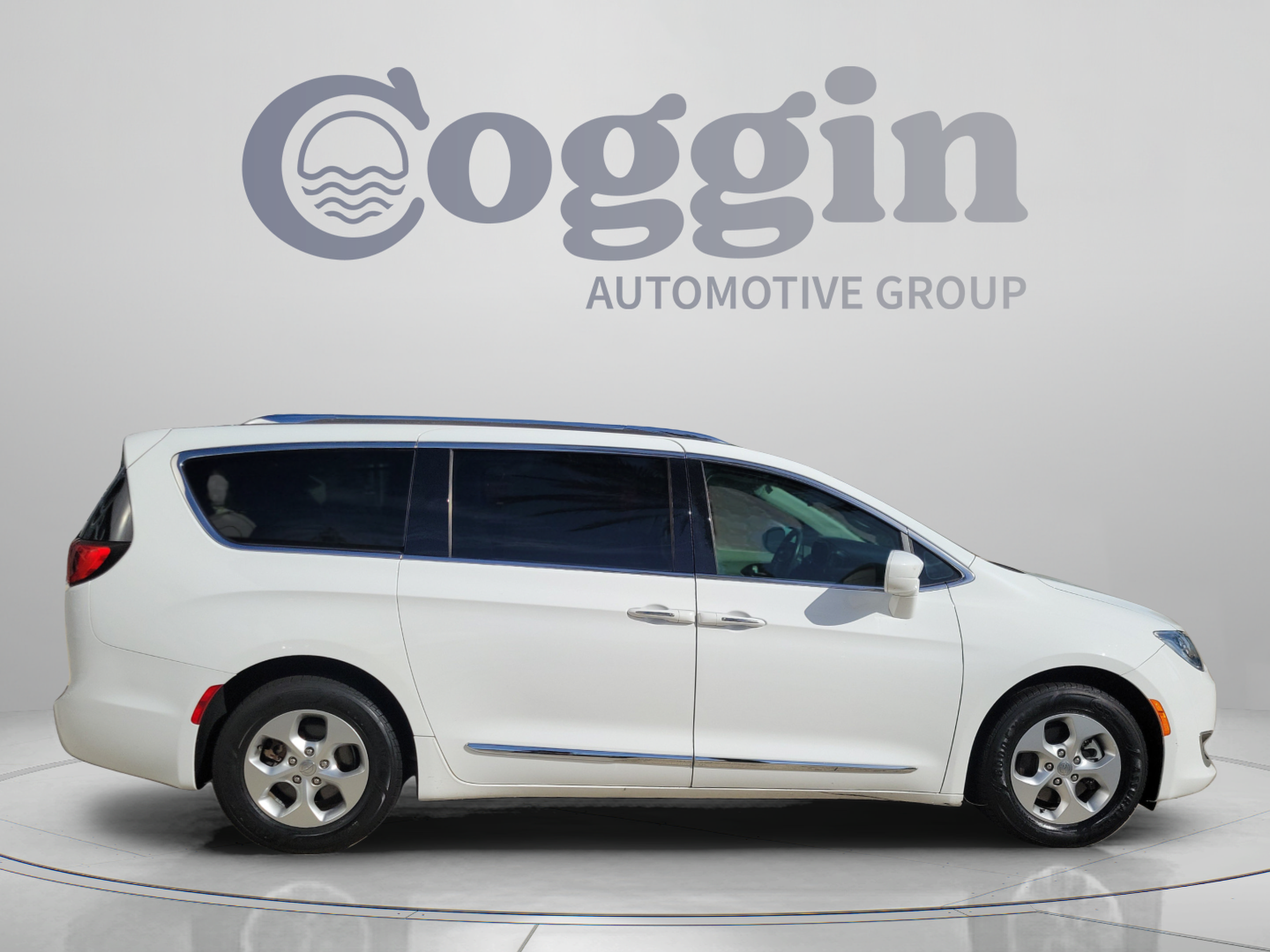 Used 2017 Chrysler Pacifica Touring-L Plus FWD image 4