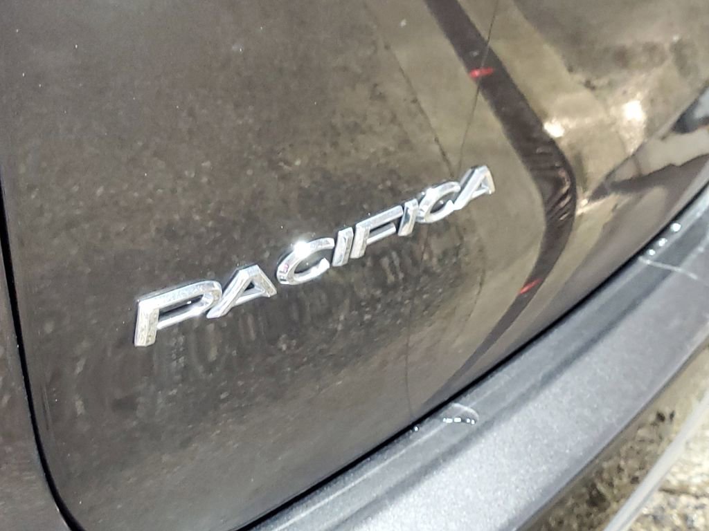Used 2023 Chrysler Pacifica Touring-L FWD image 6