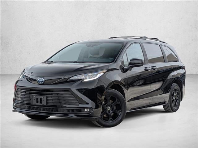 Used 2025 Toyota Sienna XLE Woodland Edition image 1