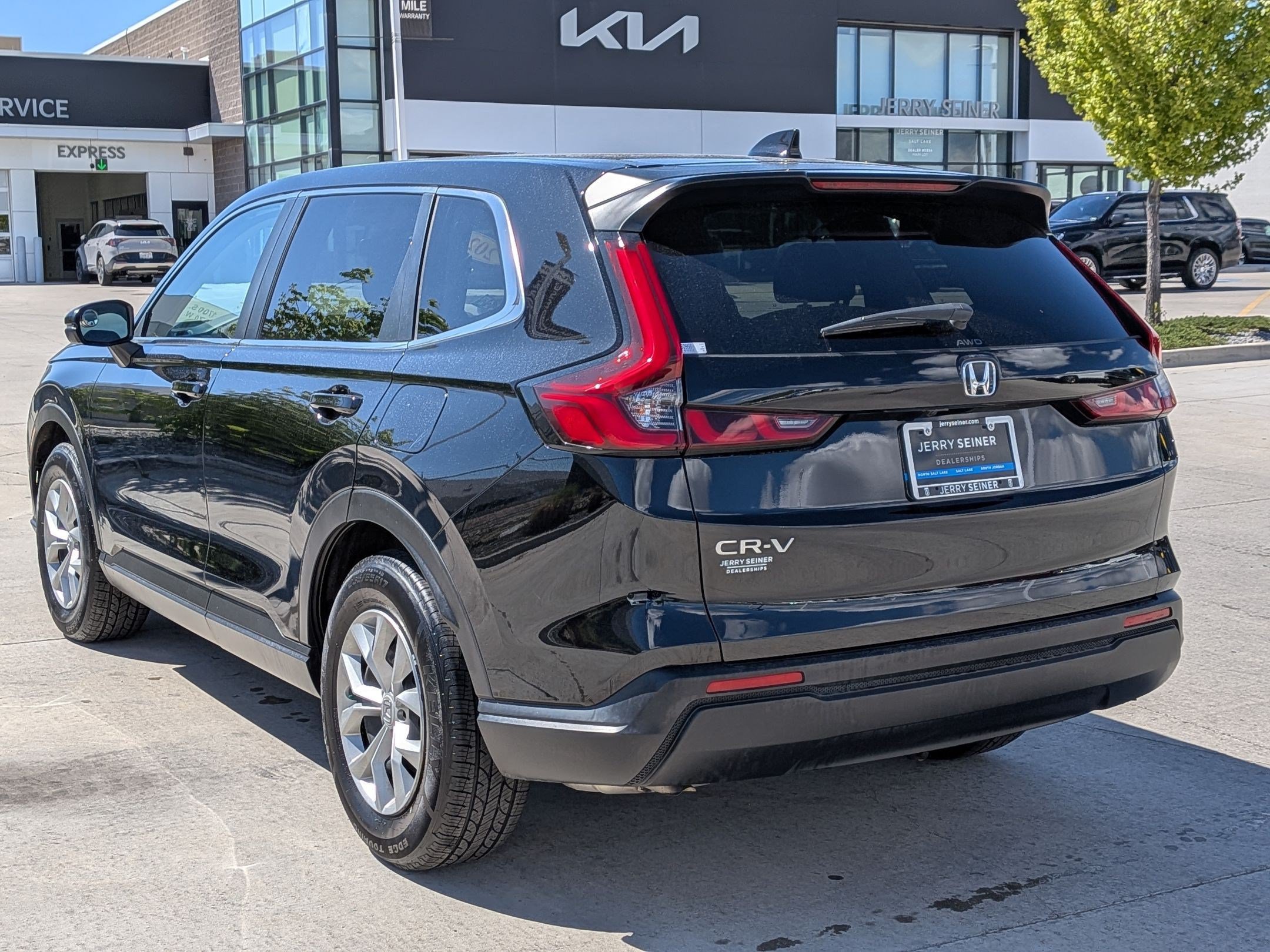 Used 2025 Honda CR-V LX image 4