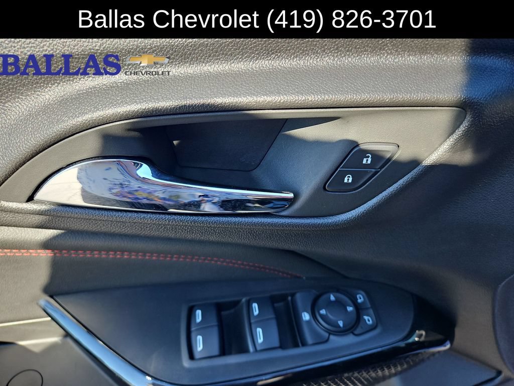 Used 2025 Chevrolet Trax RS w/ Sunroof Package FWD image 24