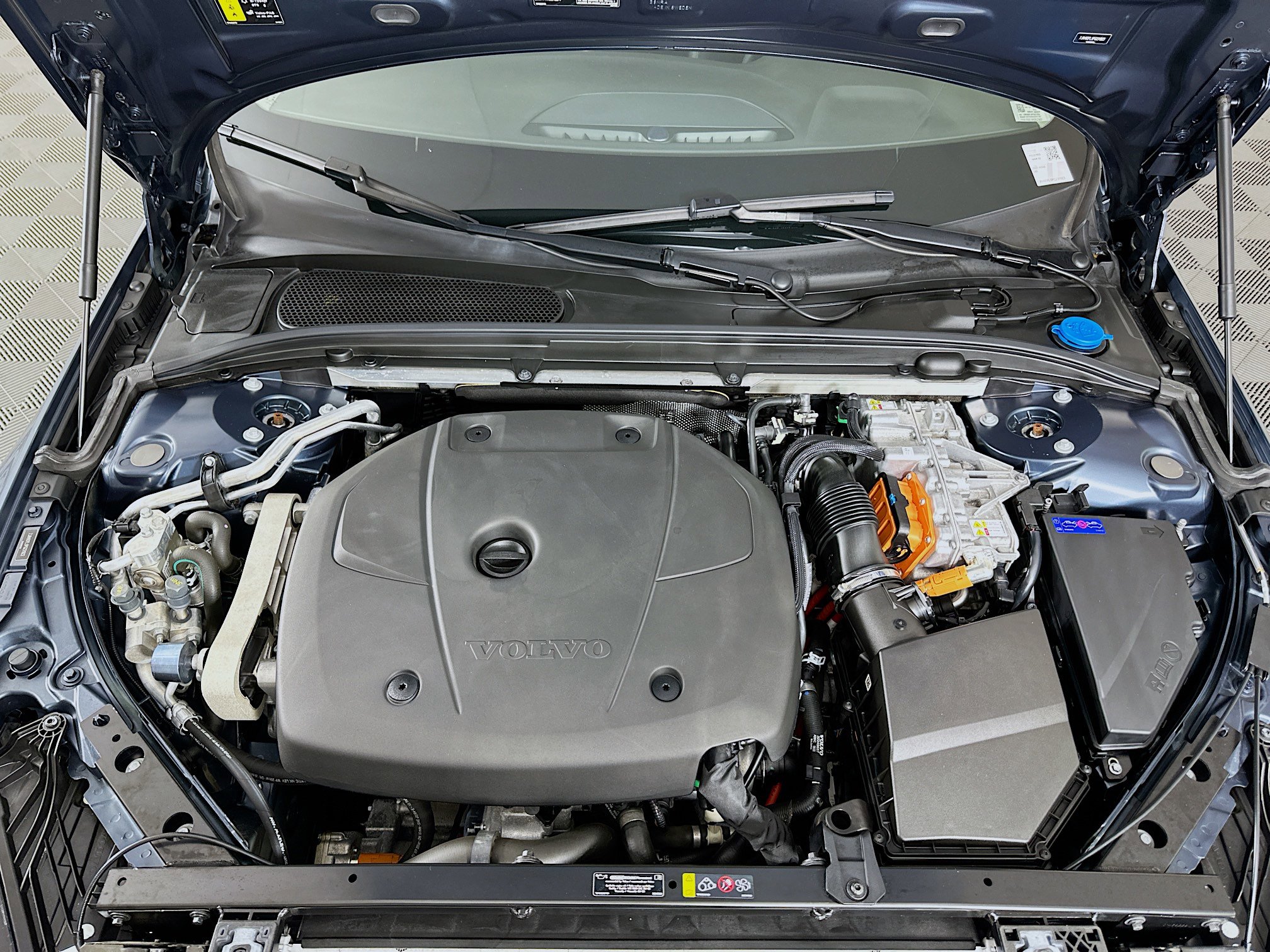 Used 2023 Volvo S60 T8 Plus image 33