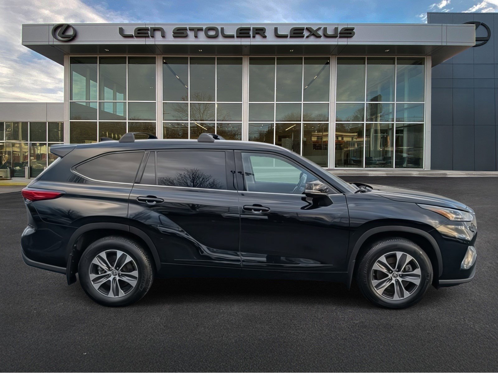 Used 2022 Toyota Highlander XLE video 2