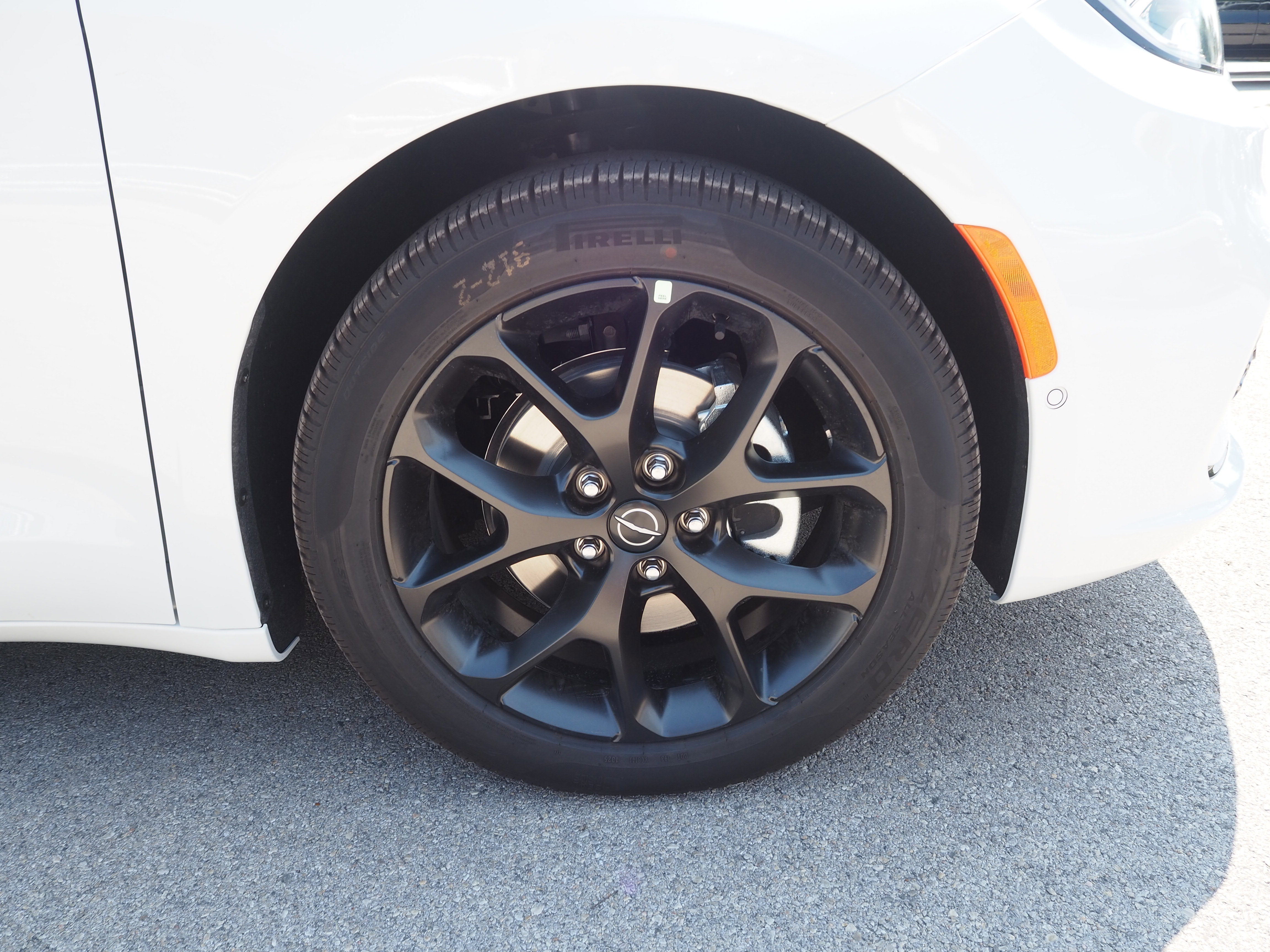New 2026 Chrysler Pacifica Limited w/ Uconnect Theater Family Group FWD image 5