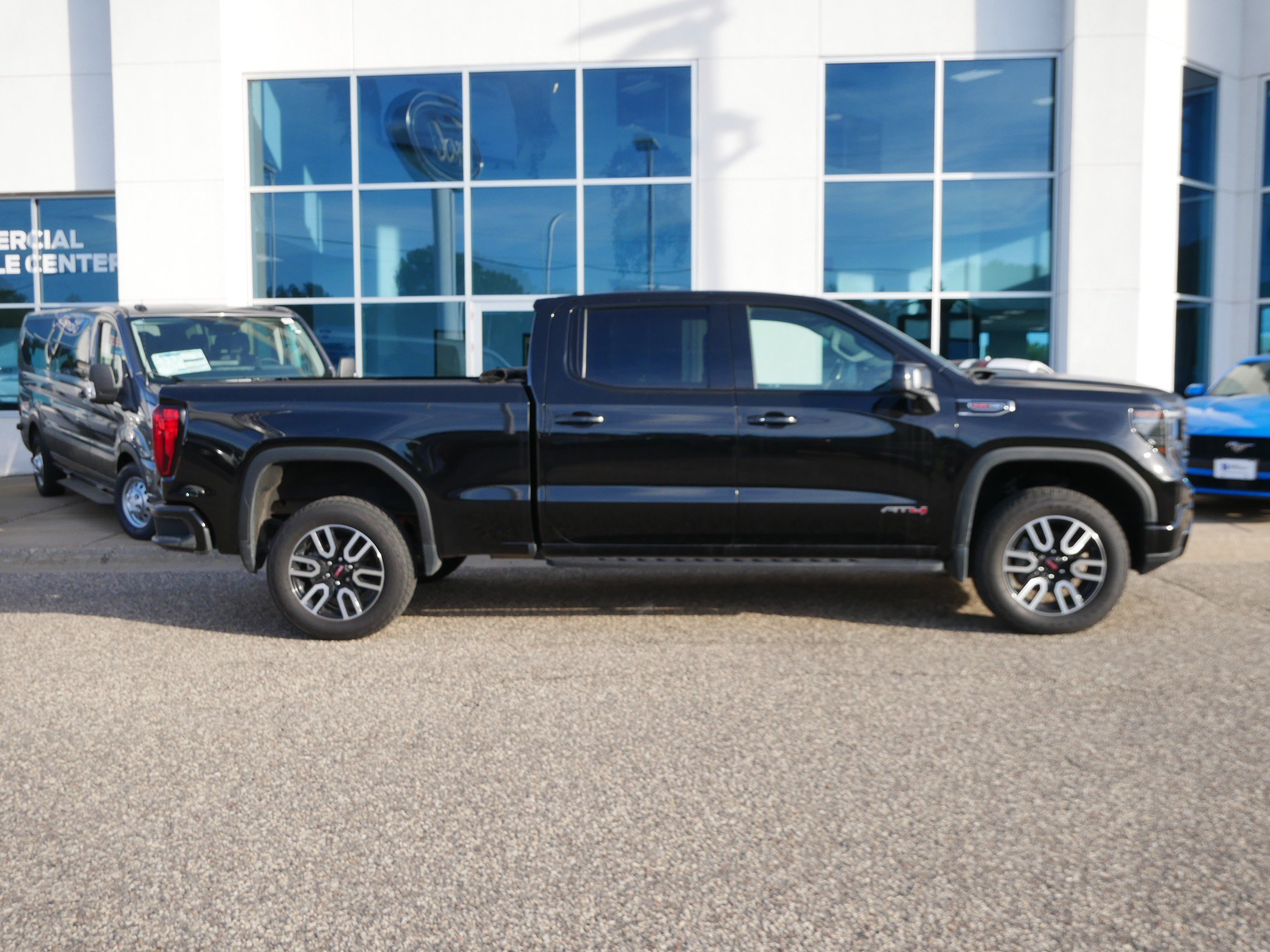 Used 2022 GMC Sierra 1500 AT4 w/ AT4 Premium Package AWD/4WD image 2